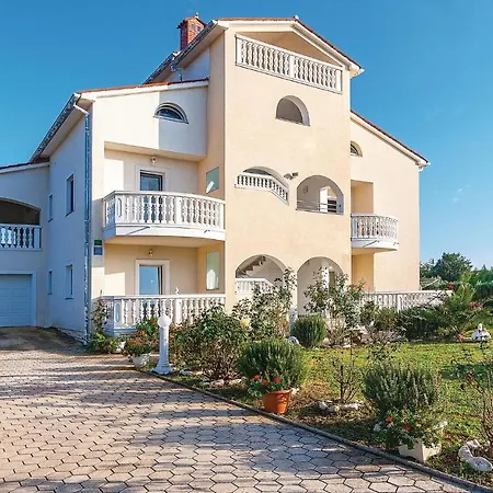 Apartman 4 Bedroom Gorgeous In *