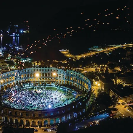 Apartman 4 Bedroom Gorgeous In *