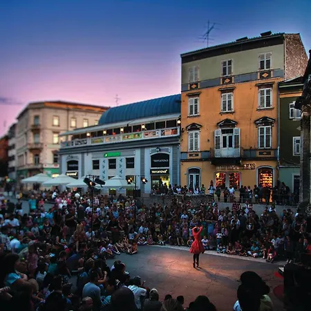 4 Bedroom Gorgeous In Pula